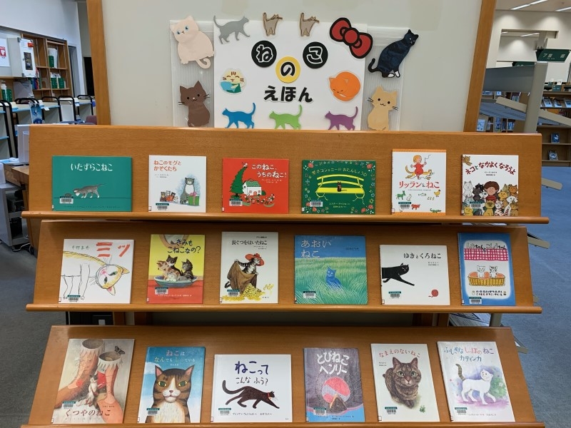 児童コーナー10月の展示の写真