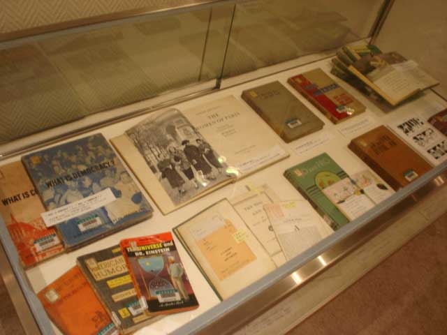 「岐阜県公民読書室」旧蔵資料展示写真